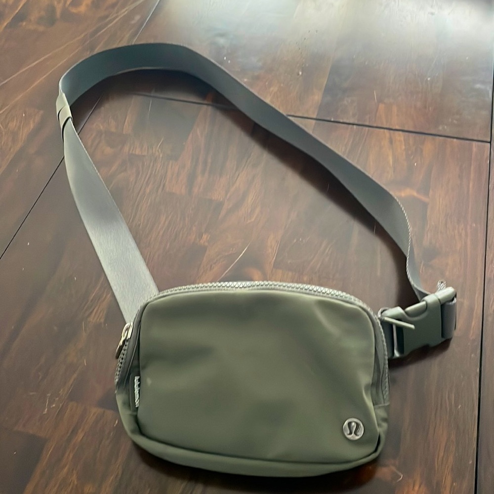 Lululemon Everywhere Belt Bag - army green